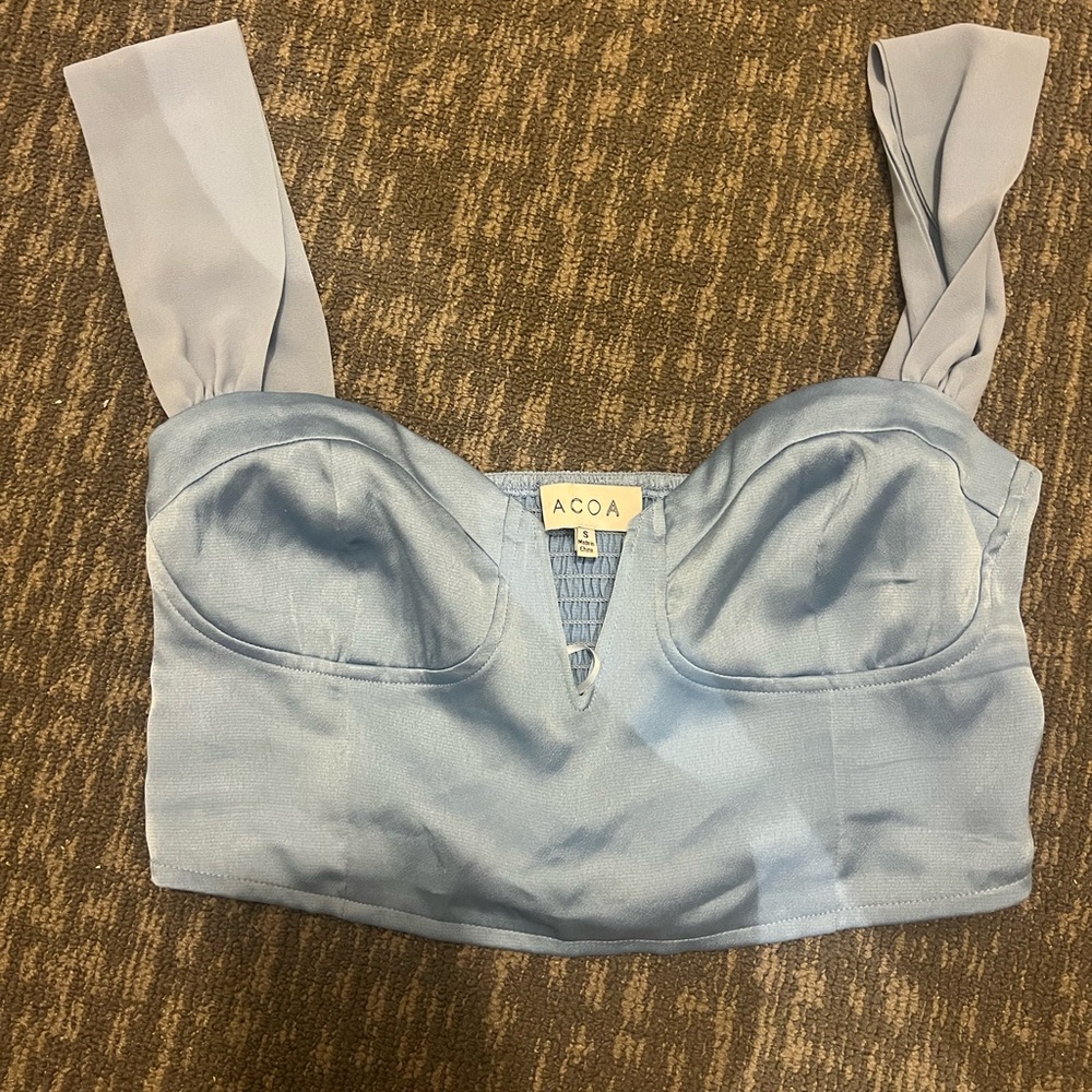 Light blue cropped going out top.